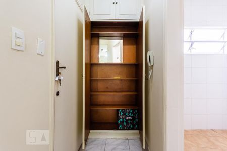 Detalhe armário de apartamento para alugar com 1 quarto, 55m² em Gonzaga, Santos