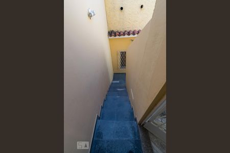 Casa de condomínio para alugar com 115m², 3 quartos e sem vagaEscada de acesso