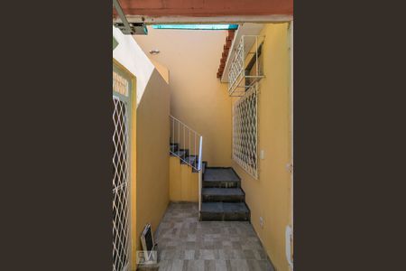 Casa de condomínio para alugar com 115m², 3 quartos e sem vagaEscada de acesso