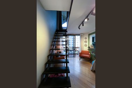 Escada de apartamento para alugar com 1 quarto, 70m² em Planalto Paulista, São Paulo