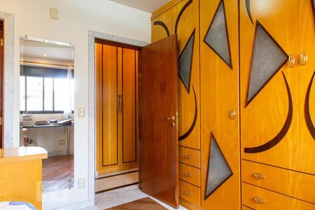 Apartamento à venda com 246m², 4 quartos e 6 vagas Apartamento à venda com 246m², 4 quartos e 6 vagasQuarto Suíte 2