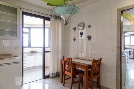 Apartamento à venda com 246m², 4 quartos e 6 vagas Apartamento à venda com 246m², 4 quartos e 6 vagasCozinha