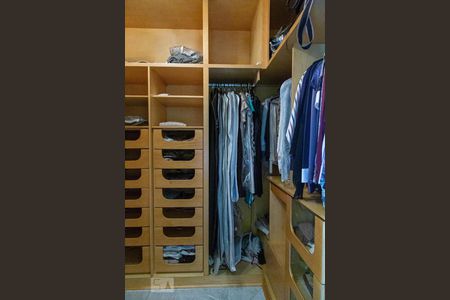 Apartamento à venda com 246m², 4 quartos e 6 vagas Apartamento à venda com 246m², 4 quartos e 6 vagasCloset