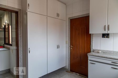 Apartamento à venda com 246m², 4 quartos e 6 vagas Apartamento à venda com 246m², 4 quartos e 6 vagasÁrea de Serviço