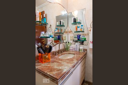 Apartamento à venda com 246m², 4 quartos e 6 vagas Apartamento à venda com 246m², 4 quartos e 6 vagasBanheiro Suíte 2