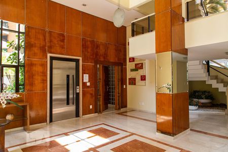 Apartamento à venda com 246m², 4 quartos e 6 vagas Apartamento à venda com 246m², 4 quartos e 6 vagasHall de Entrada