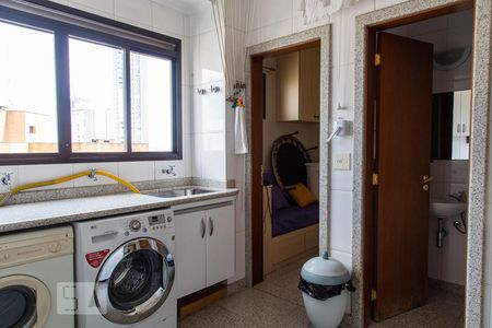 Apartamento à venda com 246m², 4 quartos e 6 vagas Apartamento à venda com 246m², 4 quartos e 6 vagasÁrea de Serviço