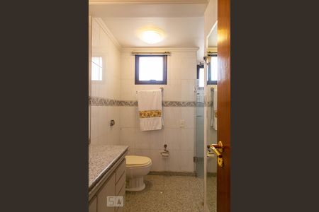 Apartamento à venda com 246m², 4 quartos e 6 vagas Apartamento à venda com 246m², 4 quartos e 6 vagasBanheiro