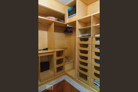 Apartamento à venda com 246m², 4 quartos e 6 vagas Apartamento à venda com 246m², 4 quartos e 6 vagasCloset