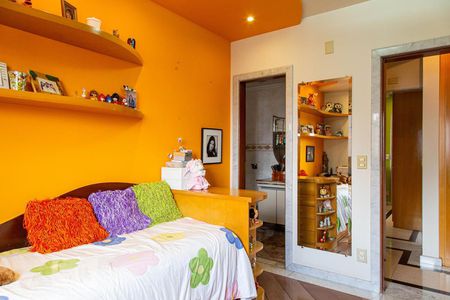 Apartamento à venda com 246m², 4 quartos e 6 vagas Apartamento à venda com 246m², 4 quartos e 6 vagasQuarto Suíte 2