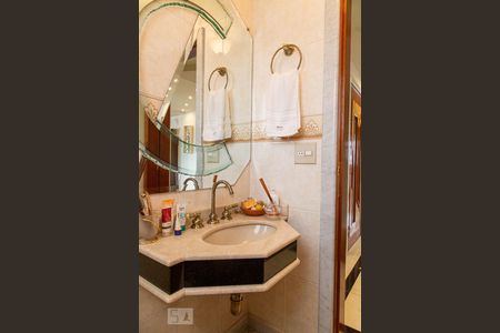 Apartamento à venda com 246m², 4 quartos e 6 vagas Apartamento à venda com 246m², 4 quartos e 6 vagasLavabo