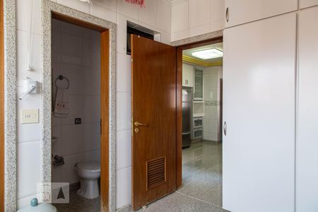 Apartamento à venda com 246m², 4 quartos e 6 vagas Apartamento à venda com 246m², 4 quartos e 6 vagasÁrea de Serviço