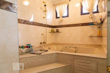 Apartamento à venda com 246m², 4 quartos e 6 vagas Apartamento à venda com 246m², 4 quartos e 6 vagasBanheiro Suíte 1