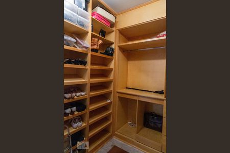 Apartamento à venda com 246m², 4 quartos e 6 vagas Apartamento à venda com 246m², 4 quartos e 6 vagasCloset