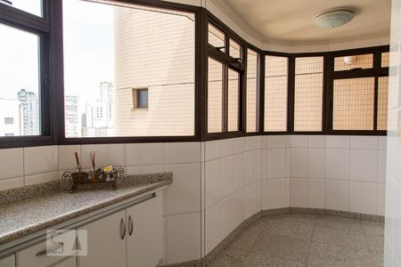 Apartamento à venda com 246m², 4 quartos e 6 vagas Apartamento à venda com 246m², 4 quartos e 6 vagasVaranda Churrasqueira