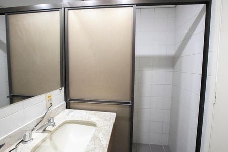 Banheiro de kitnet/studio para alugar com 1 quarto, 32m² em Indianópolis, São Paulo