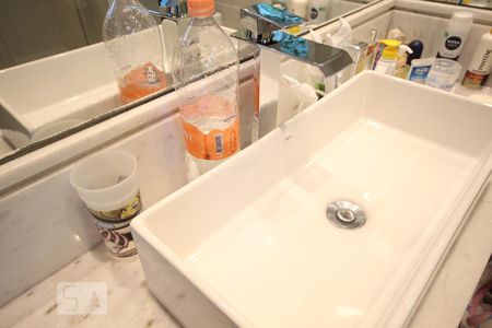 Apartamento à venda com 257m², 3 quartos e 4 vagasBanheiro da Suíte 1