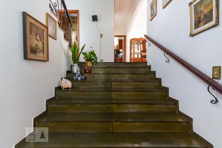 Escada para sala de jantar de casa à venda com 4 quartos, 400m² em Jardim Leonor, São Paulo