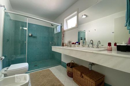 Casa à venda com 384m², 4 quartos e 4 vagasBanheiro da Suíte 2