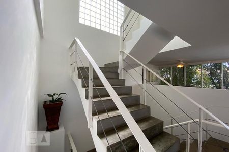 Casa à venda com 384m², 4 quartos e 4 vagasEscada