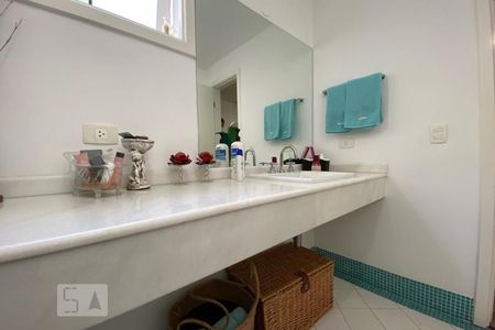 Casa à venda com 384m², 4 quartos e 4 vagasBanheiro da Suíte 2