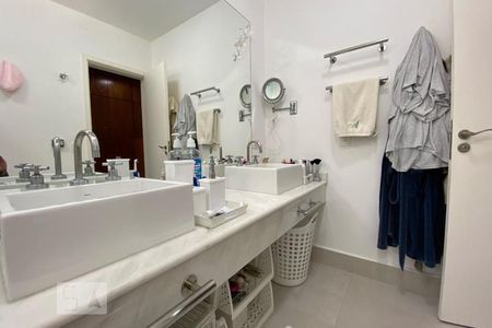 Casa à venda com 384m², 4 quartos e 4 vagasBanheiro da Suíte 1