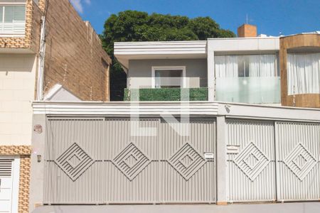 Casa à venda com 140m², 3 quartos e 2 vagas Casa à venda com 140m², 3 quartos e 2 vagasFachada