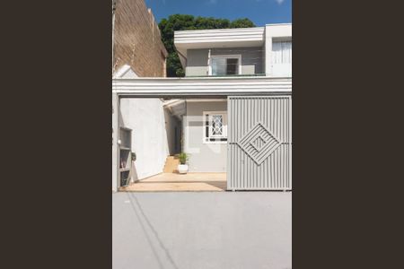 Casa à venda com 140m², 3 quartos e 2 vagas Casa à venda com 140m², 3 quartos e 2 vagasFachada