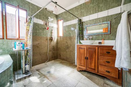 Casa à venda com 238m², 4 quartos e 2 vagasBanheiro social 02