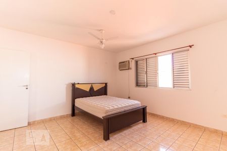 Casa à venda com 240m², 3 quartos e 5 vagasSuíte