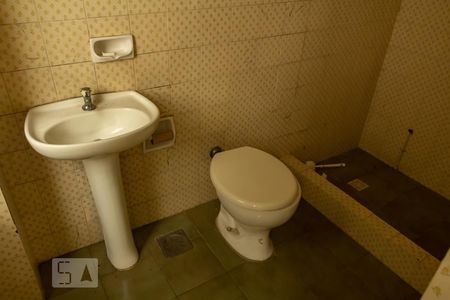 Casa à venda com 450m², 5 quartos e 4 vagasbanheiro ao lado da garagem