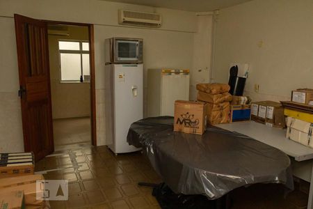 Casa à venda com 450m², 5 quartos e 4 vagaspossui uma sala ao lado da garagem