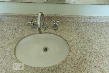 Apartamento para alugar com 134m², 3 quartos e 1 vaga Apartamento para alugar com 134m², 3 quartos e 1 vagaBanheiro da Suite pia