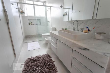 Apartamento para alugar com 370m², 4 quartos e 2 vagas Apartamento para alugar com 370m², 4 quartos e 2 vagasBanheiro da Suíte 2