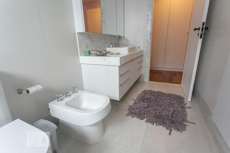 Apartamento para alugar com 370m², 4 quartos e 2 vagas Apartamento para alugar com 370m², 4 quartos e 2 vagasBanheiro da Suíte 2