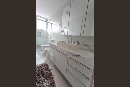 Apartamento para alugar com 370m², 4 quartos e 2 vagas Apartamento para alugar com 370m², 4 quartos e 2 vagasBanheiro da Suíte 2