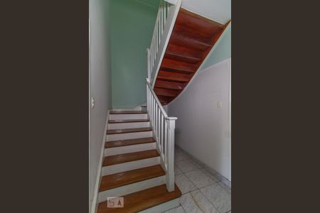 Escada de casa à venda com 3 quartos, 100m² em Vila Bertioga, São Paulo