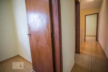 Casa à venda com 140m², 4 quartos e 2 vagasCorredor Piso superior