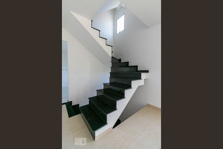 Casa à venda com 330m², 5 quartos e 6 vagasEscadas