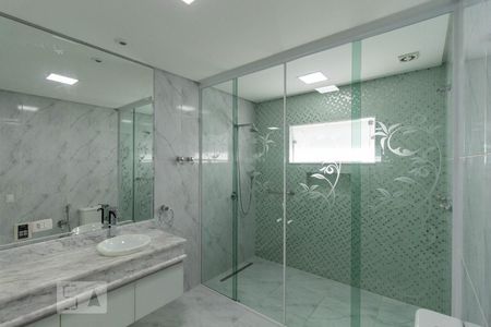 Casa para alugar com 450m², 4 quartos e 4 vagas Casa para alugar com 450m², 4 quartos e 4 vagasBanheiro da Suíte 1