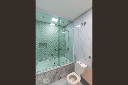 Casa para alugar com 450m², 4 quartos e 4 vagas Casa para alugar com 450m², 4 quartos e 4 vagasBanheiro da Suíte 2