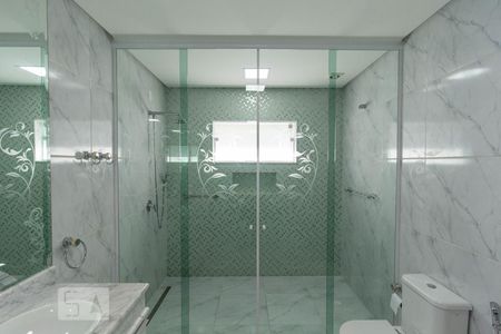 Casa para alugar com 450m², 4 quartos e 4 vagas Casa para alugar com 450m², 4 quartos e 4 vagasBanheiro da Suíte 1