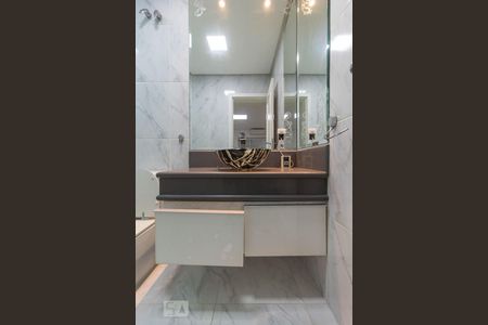 Casa para alugar com 450m², 4 quartos e 4 vagas Casa para alugar com 450m², 4 quartos e 4 vagasBanheiro da Suíte 2