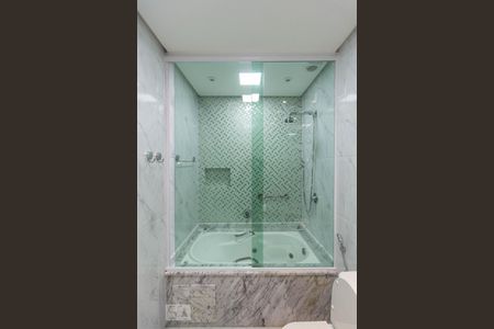 Casa para alugar com 450m², 4 quartos e 4 vagas Casa para alugar com 450m², 4 quartos e 4 vagasBanheiro da Suíte 2