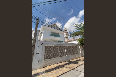 Casa para alugar com 450m², 4 quartos e 4 vagas Casa para alugar com 450m², 4 quartos e 4 vagasFachada