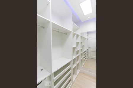 Casa para alugar com 450m², 4 quartos e 4 vagas Casa para alugar com 450m², 4 quartos e 4 vagasCloset da Suíte 1