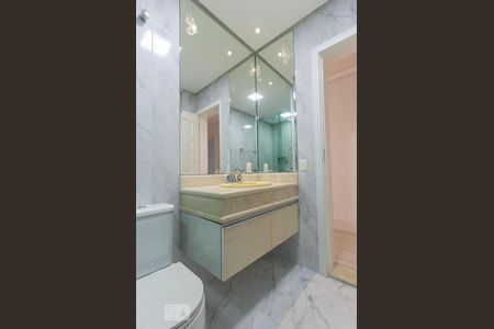 Casa para alugar com 450m², 4 quartos e 4 vagas Casa para alugar com 450m², 4 quartos e 4 vagasBanheiro