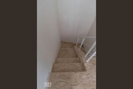 Casa para alugar com 450m², 4 quartos e 4 vagas Casa para alugar com 450m², 4 quartos e 4 vagasEscadas