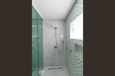 Casa para alugar com 450m², 4 quartos e 4 vagas Casa para alugar com 450m², 4 quartos e 4 vagasBanheiro da Suíte 1