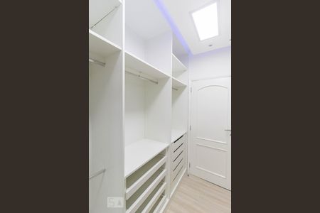 Casa para alugar com 450m², 4 quartos e 4 vagas Casa para alugar com 450m², 4 quartos e 4 vagasCloset da Suíte 1